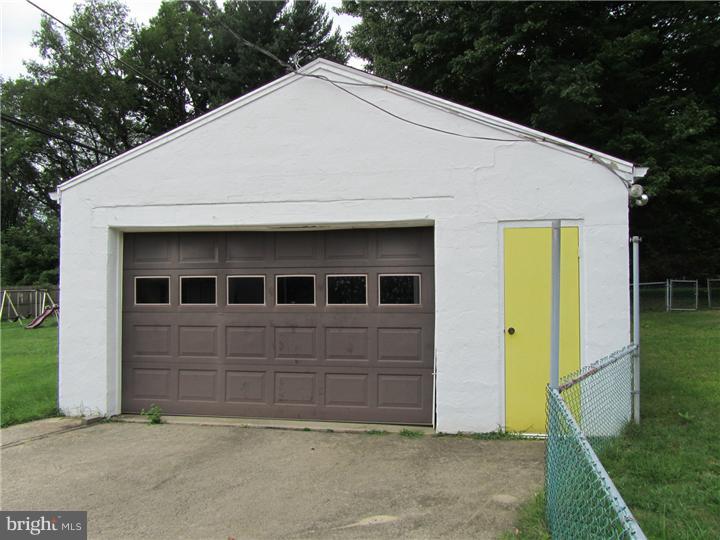 8014 Hammond Road Cheltenham, PA 19012 - Photo 11 of 25 Garage