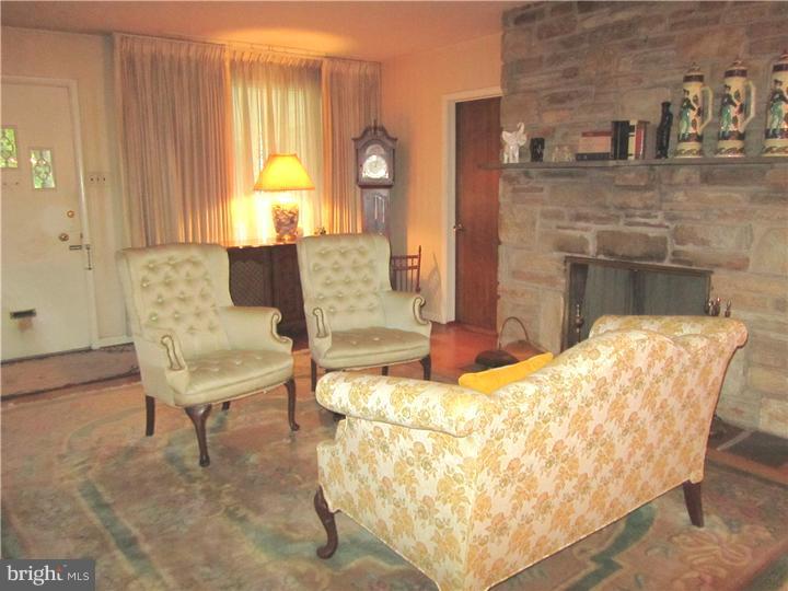 8014 Hammond Road Cheltenham, PA 19012 - Photo 16 of 25 Living Room