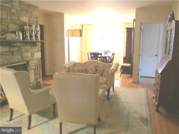 8014 Hammond Road Cheltenham, PA 19012 - Photo 17 of 25 Living Room