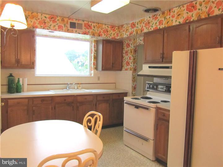 8014 Hammond Road Cheltenham, PA 19012 - Photo 4 of 25 Kitchen