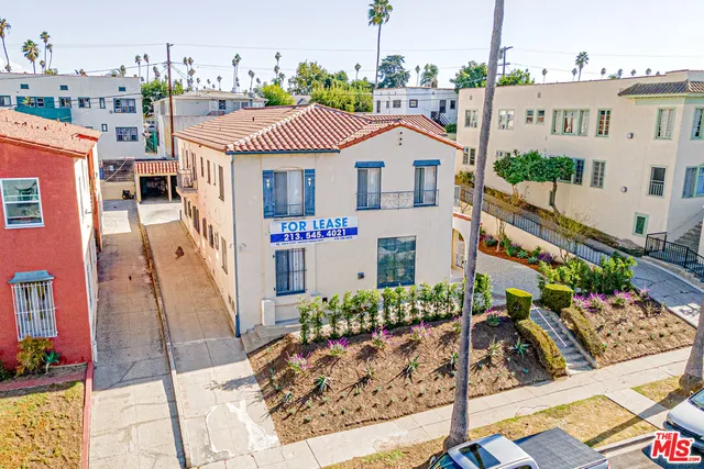 a view of multiple houses with a yard