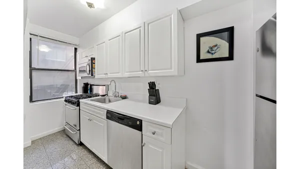 $335,000 | 142 East 49th Street, Unit 3D | Midtown East