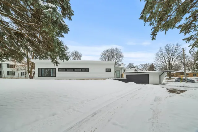 $2,700 | 246 Miller Avenue, DeKalb, IL 60115