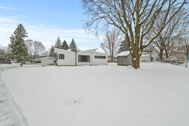 $2,700 | 246 Miller Avenue, DeKalb, IL 60115