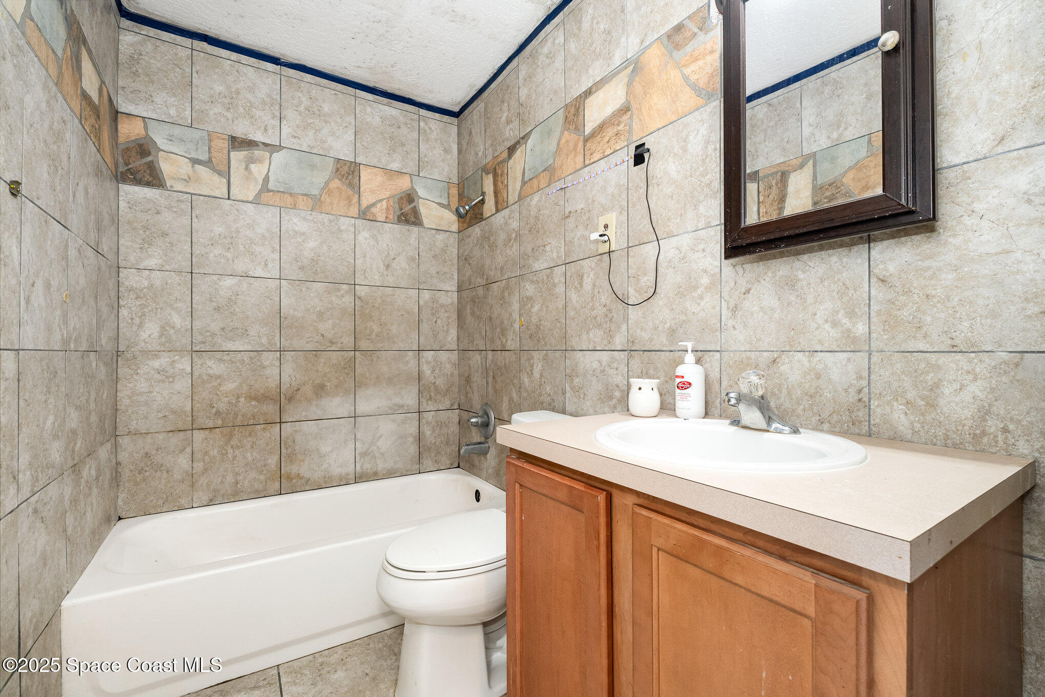 935 South Varr Avenue Rockledge, FL 32955 - Photo 19 of 29 a bathroom with a sink a toilet and bathtub