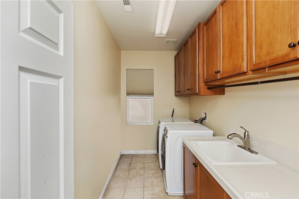16696 South Peak Court Riverside, CA 92503 - Photo 29 of 61 Laundry