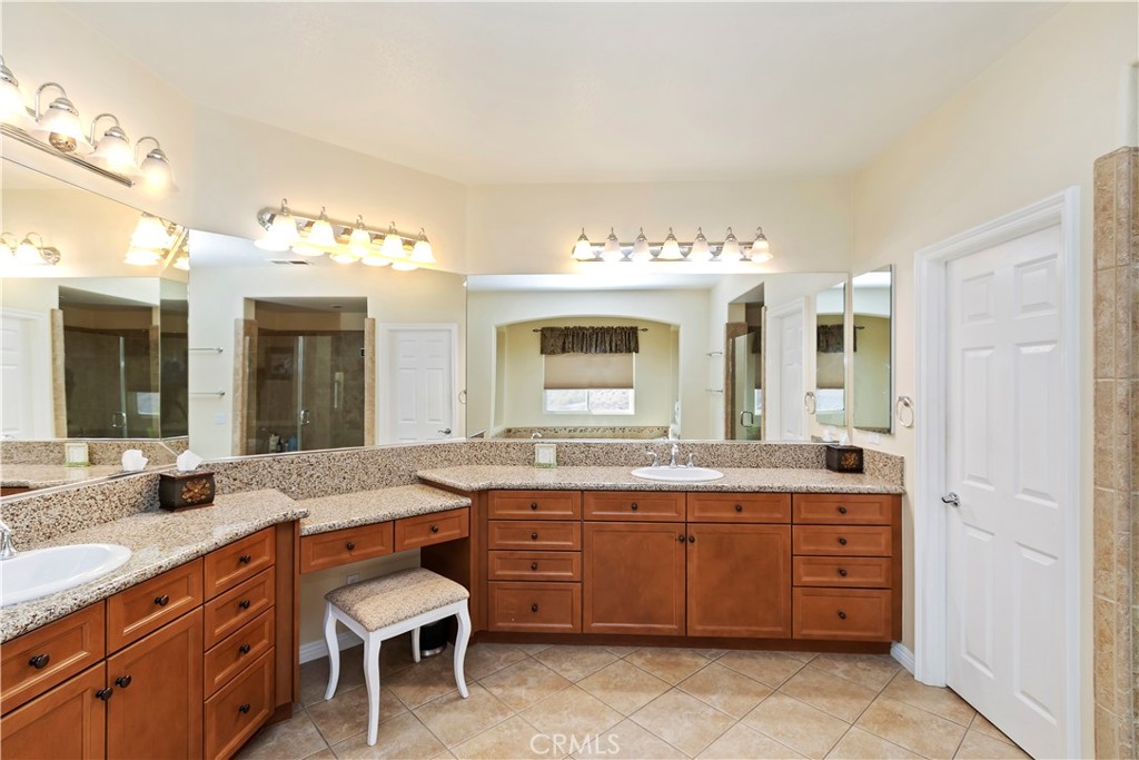 16696 South Peak Court Riverside, CA 92503 - Photo 36 of 61 Primary Bathroom