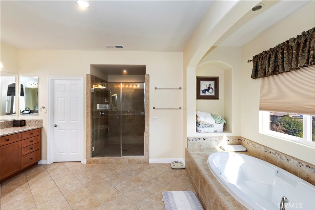 16696 South Peak Court Riverside, CA 92503 - Photo 37 of 61 Primary Bathroom