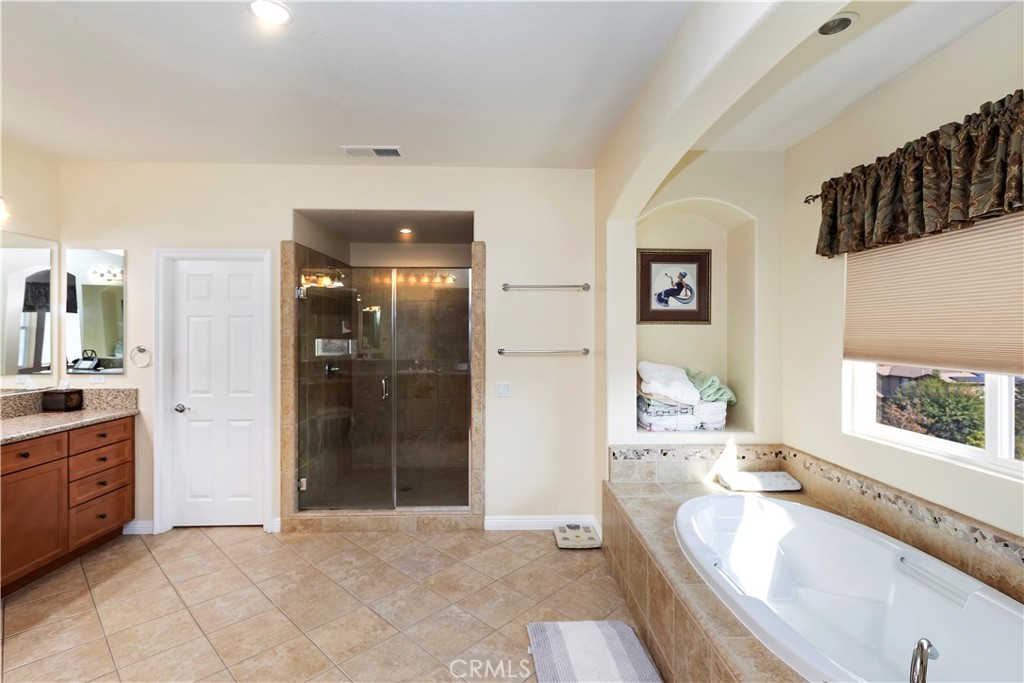 16696 South Peak Court Riverside, CA 92503 - Photo 37 of 61 Primary Bathroom