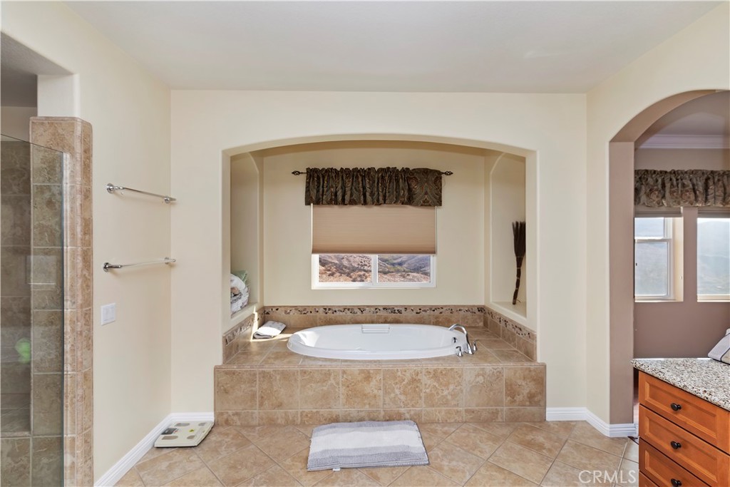 16696 South Peak Court Riverside, CA 92503 - Photo 38 of 61 Primary Bathroom