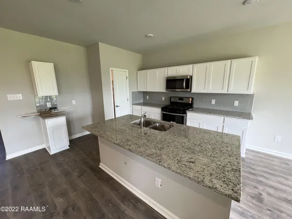 $2,600 | 213 Garden Oaks Avenue, Youngsville, LA 70592