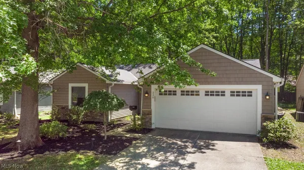 $275,000 | 230 Maplelawn Drive, Berea, OH 44017