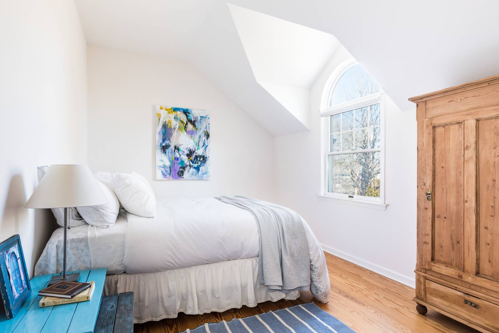 40 Williams Way Bridgehampton, NY 11932 - Photo 15 of 17 a bedroom with a bed and a painting on the wall