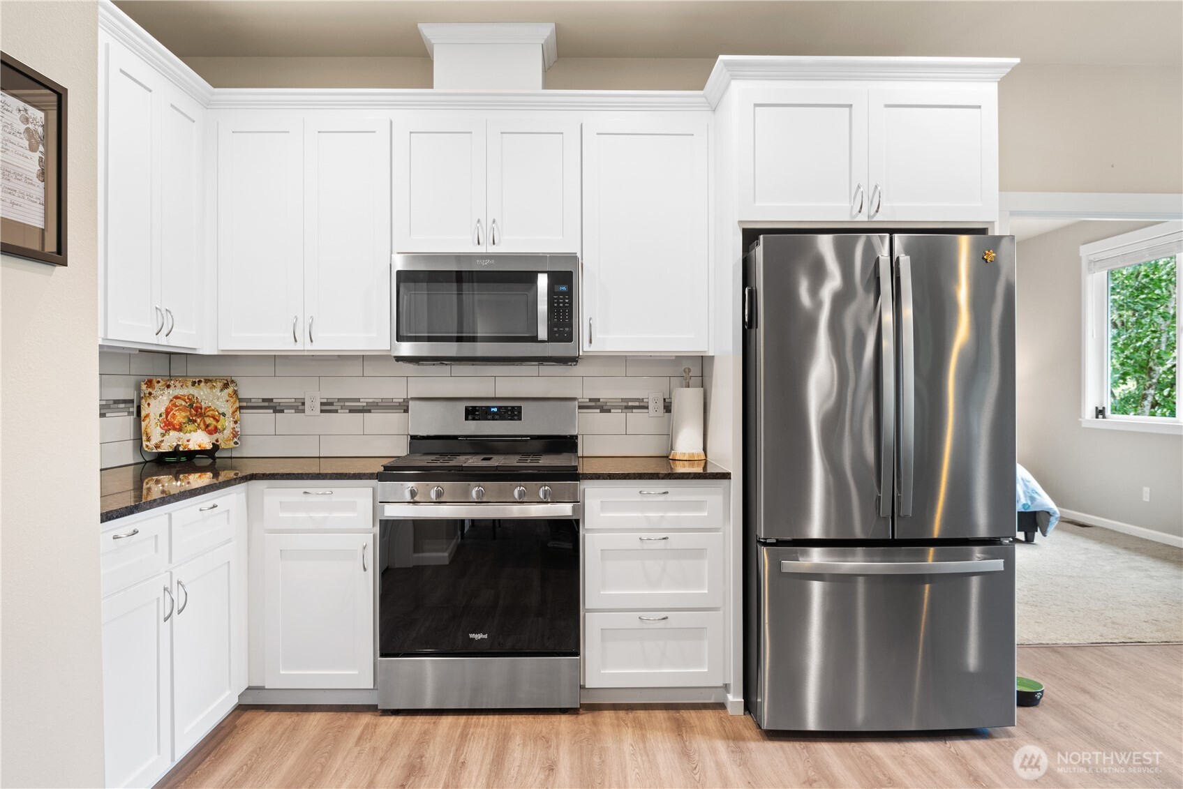 175 Shoreview Drive Kelso, WA 98626 - Photo 10 of 35 a kitchen with a stove refrigerator and microwave