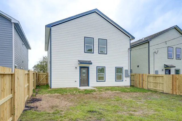 $2,000 | 410 North 4th Street, Beasley, TX 77417