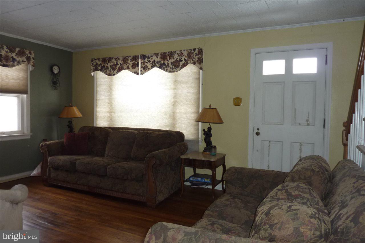 208 Greystone Road York, PA 17402 - Photo 4 of 19 Gallery Image 4