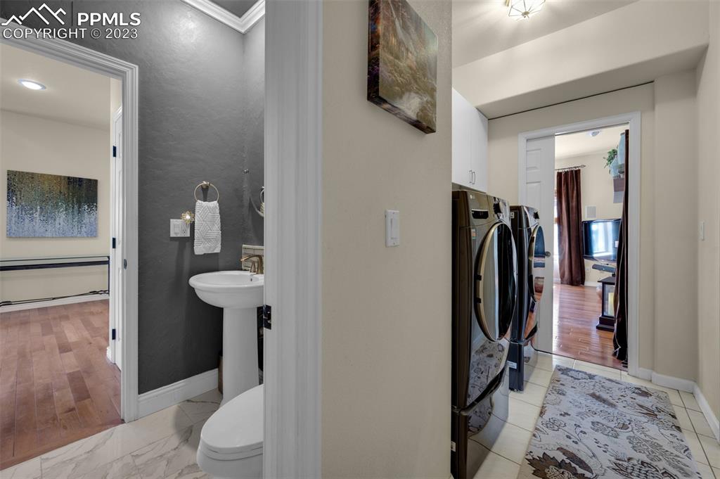 7425 Tobin Road Colorado Springs, CO 80908 - Photo 23 of 49 a bathroom with a sink toilet and shower