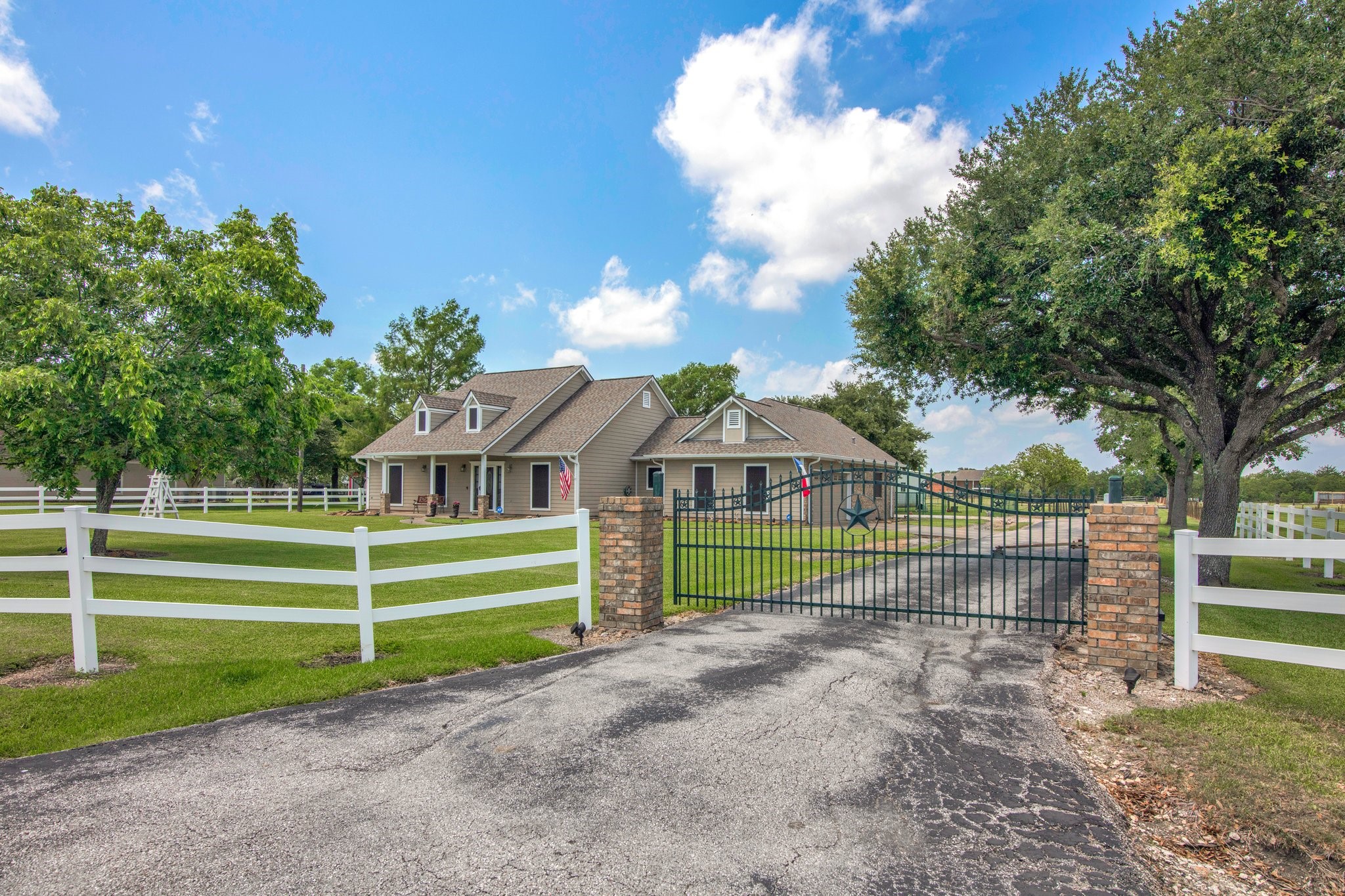 1110 Robinson Road La Porte, TX 77571 - Photo 3 of 41