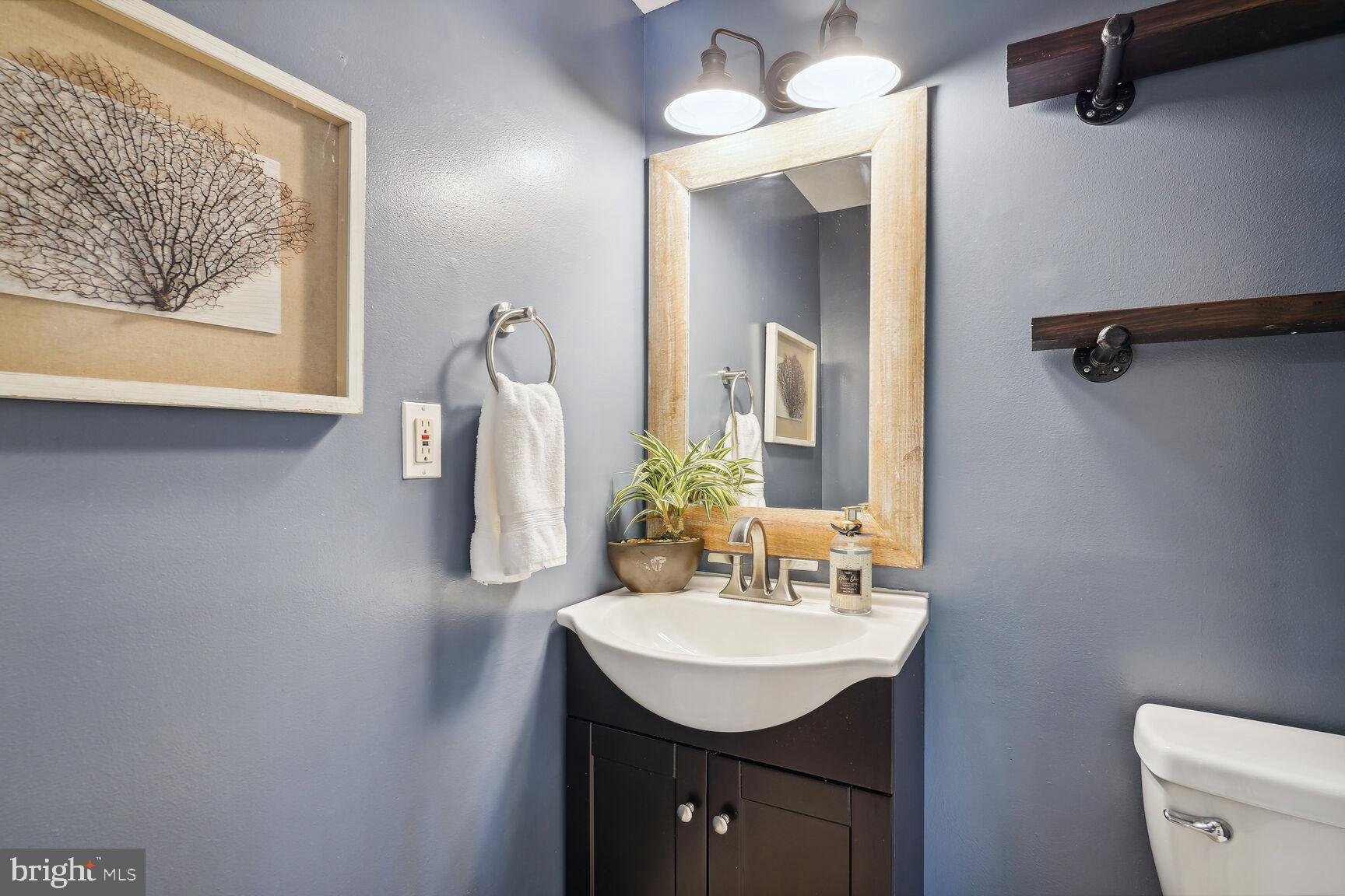 691 West Glebe Road Alexandria, VA 22305 - Photo 16 of 29 Convenient powder room on main living level