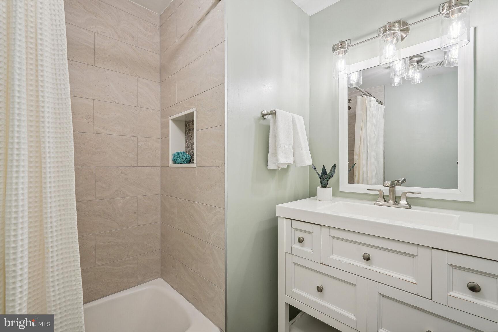 691 West Glebe Road Alexandria, VA 22305 - Photo 21 of 29 Ensuite bathroom for 2nd bedroom