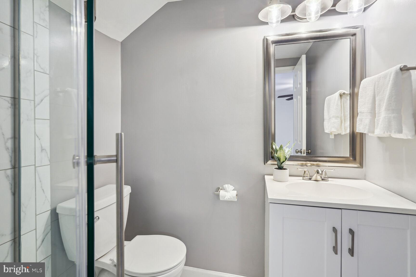 691 West Glebe Road Alexandria, VA 22305 - Photo 25 of 29 Full bath on upper level