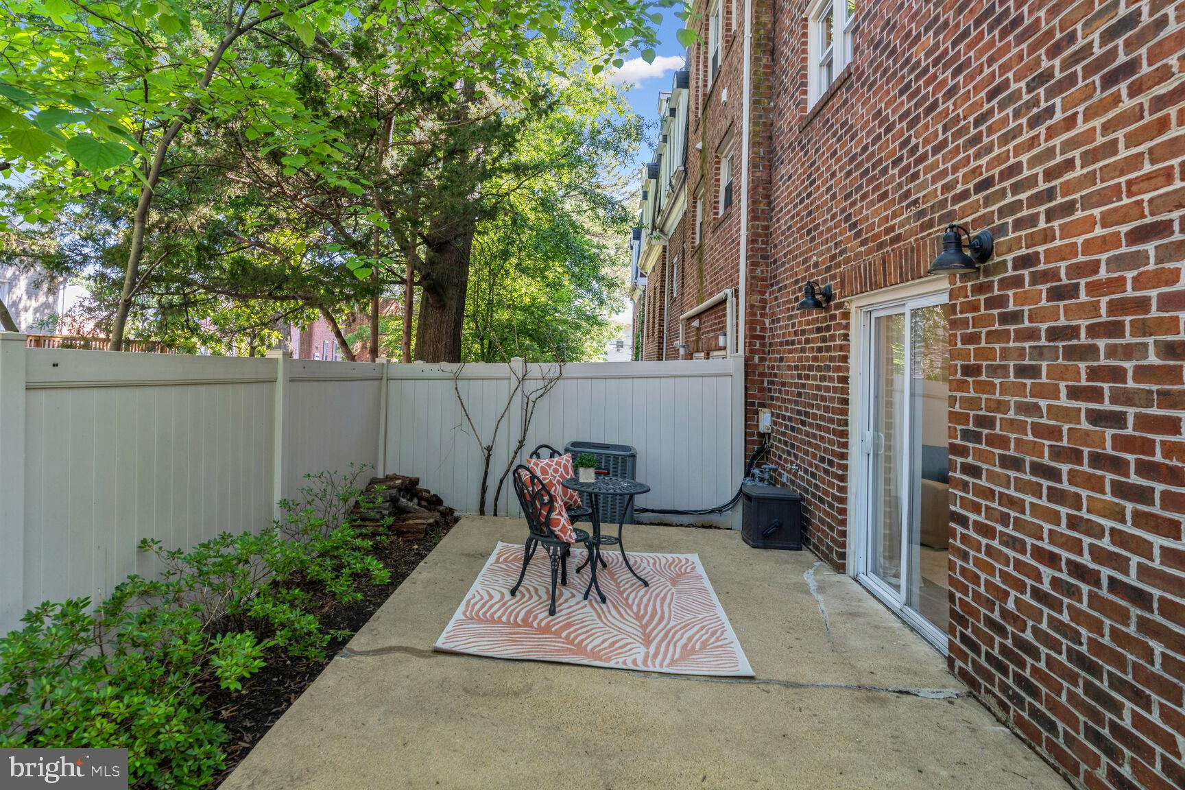 691 West Glebe Road Alexandria, VA 22305 - Photo 5 of 29 Fully-fenced side yard