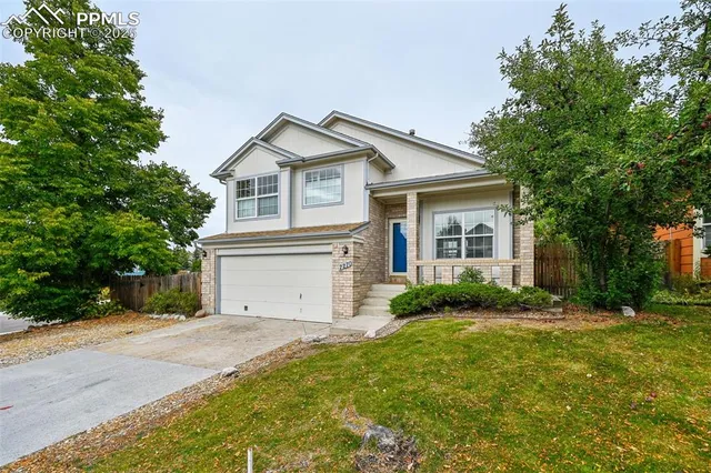 a view of a house with yard and plants