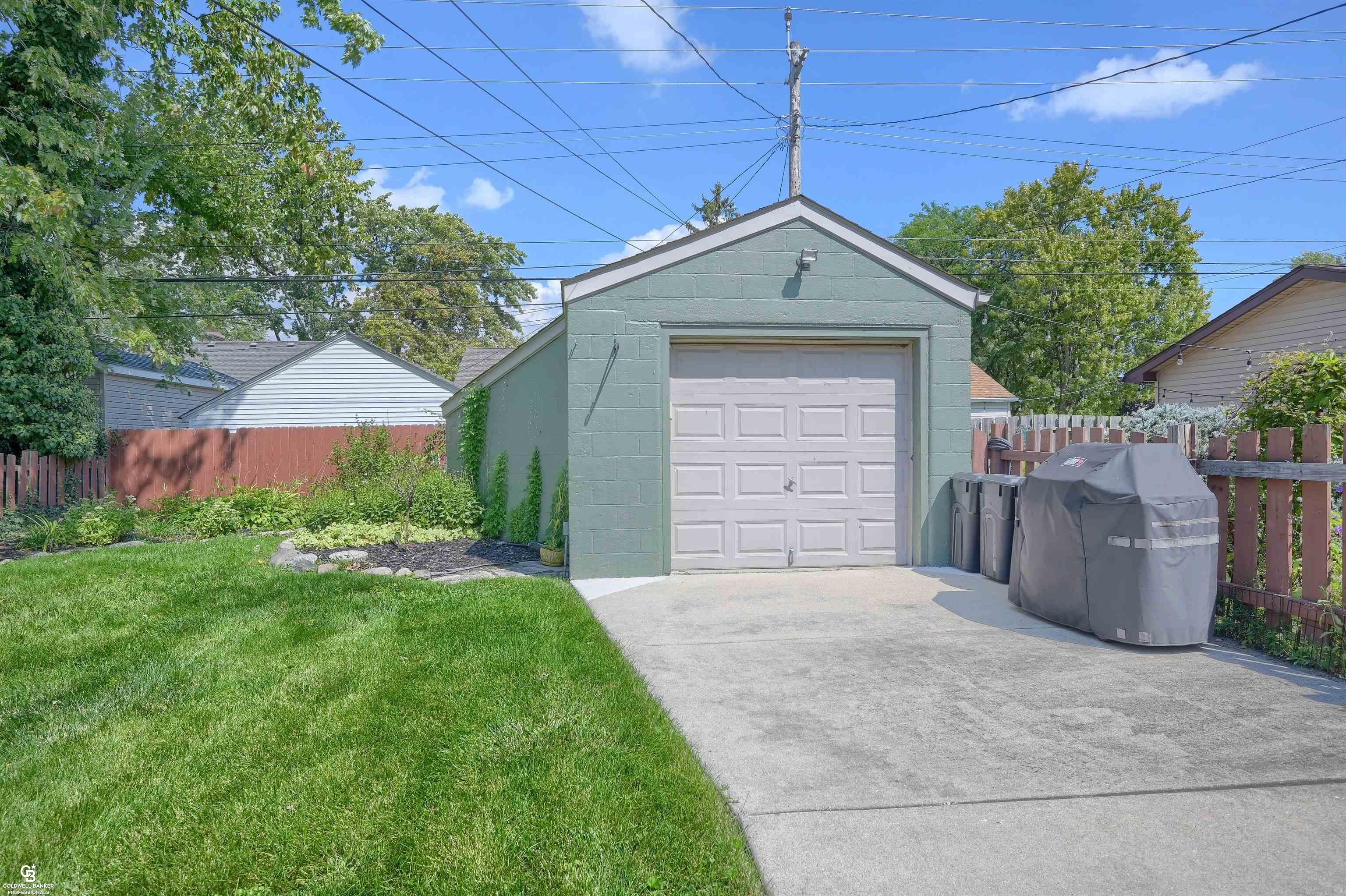 1496 Roslyn Road Grosse Pointe, MI 48236 - Photo 36 of 36 50121255-35.JPG