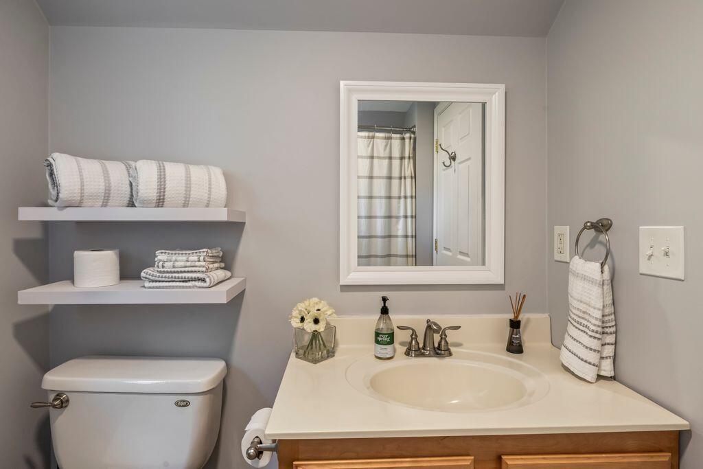 50 Winslow Road, Unit B Gorham, ME 04038 - Photo 28 of 37 Second Floor Bathroom