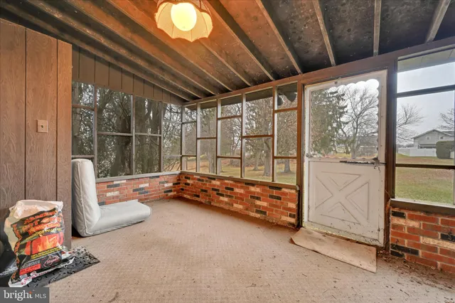 a view of yard with trees