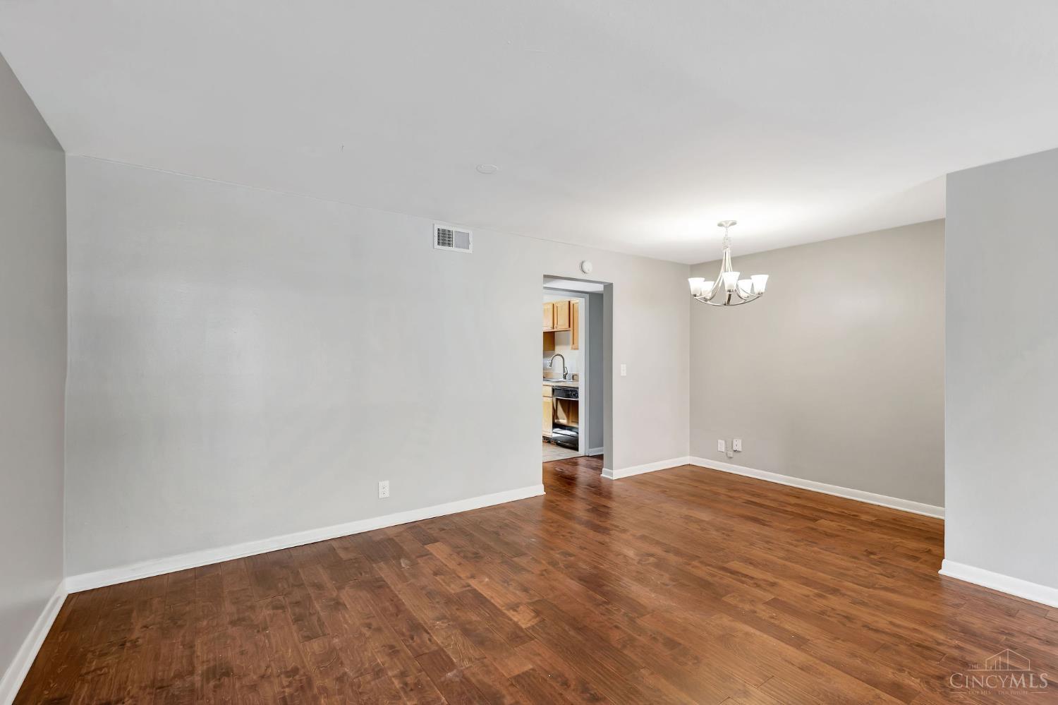 2270 Madison Road, Unit 3C Cincinnati, OH 45208 - Photo 6 of 32 Living / Dining Room