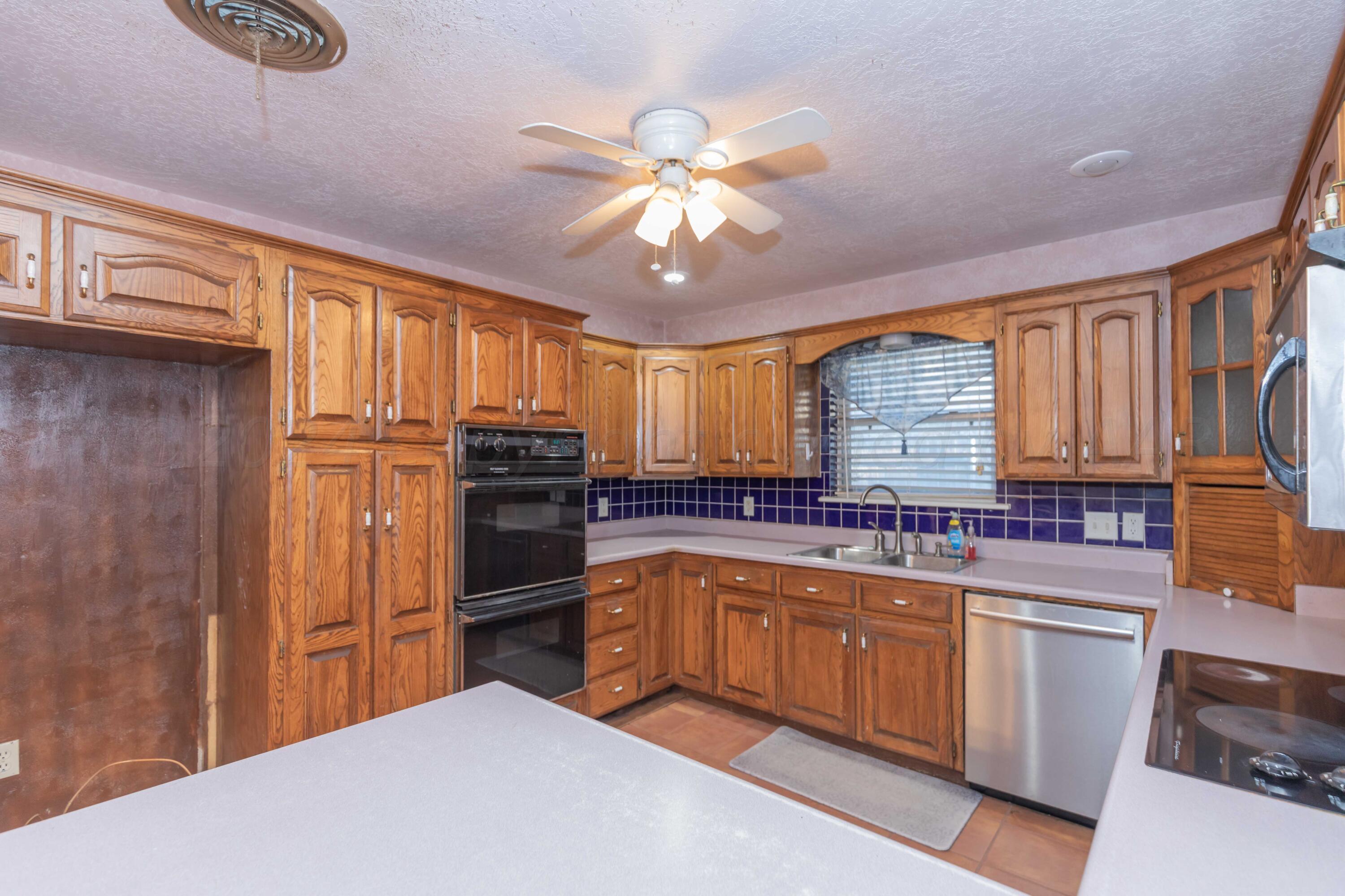4721 Shawnee Trail Amarillo, TX 79109 - Photo 5 of 52 a kitchen with stainless steel appliances a sink stove and refrigerator