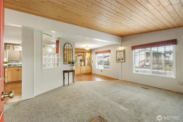 a view of livingroom with furniture