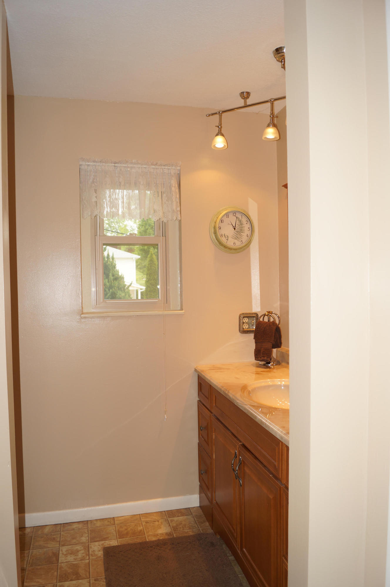 418 Bluff Point Road Harriman, TN 37748 - Photo 29 of 37 Main Bathroom