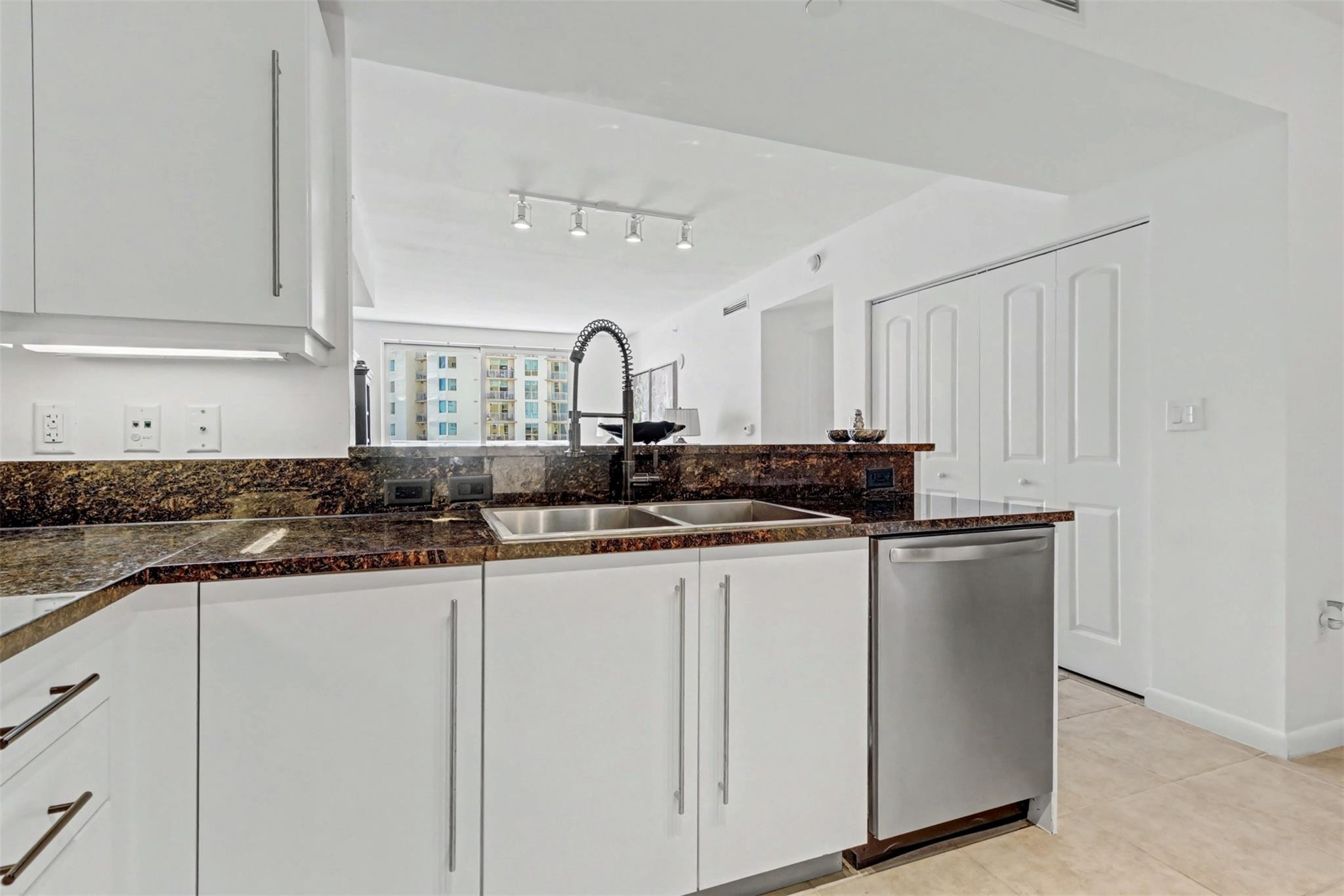 7350 Southwest 89th Street, Unit 1504S Miami, FL 33156 - Photo 15 of 41 Kitchen