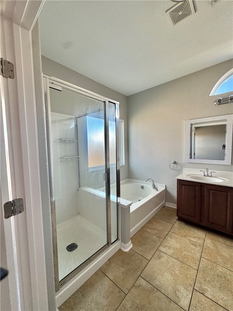 322 Pacific Drive Portland, TX 78374 - Photo 14 of 22 a bathroom with a bathtub and a shower