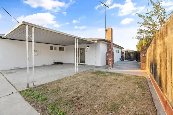a view of a house with a backyard