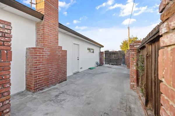 a view of a backyard