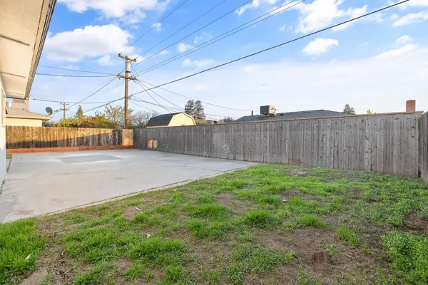 a view of a backyard