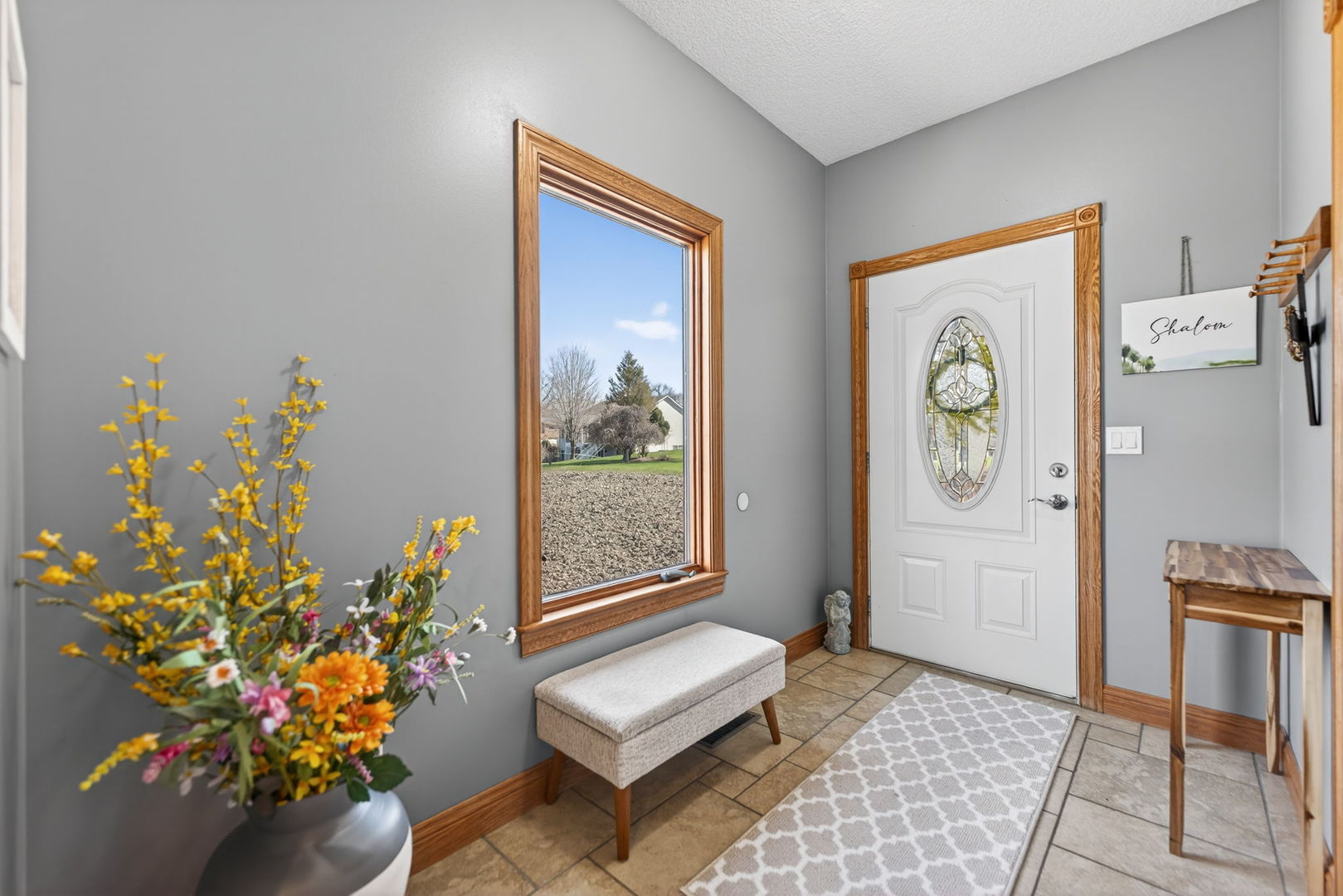 124 5th Street Fulton, IL 61252 - Photo 2 of 45 a living room with furniture and a potted plant