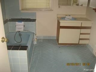 242 Kerby Road Grosse Pointe, MI 48236 - Photo 8 of 9 Bathroom2