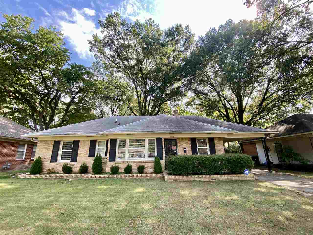 1512 Whitewater Road Memphis, TN 38117 - Photo 1 of 25 a front view of a house with a garden