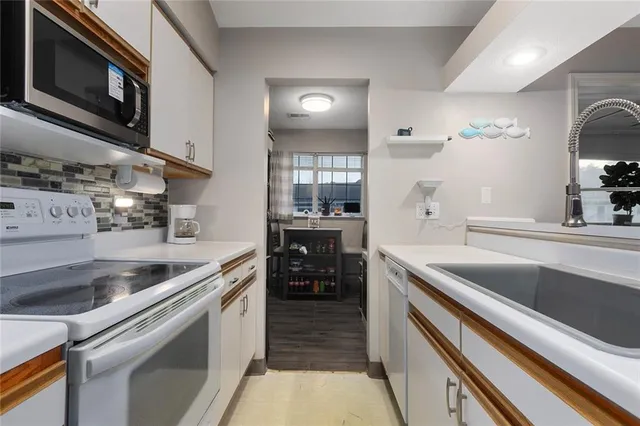 $169,000 | 2407 Northeast 68th Street, Gladstone, MO 64118