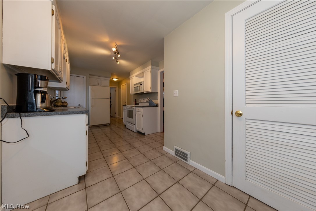 1289 Dorsh Road Cleveland, OH 44121 - Photo 13 of 34