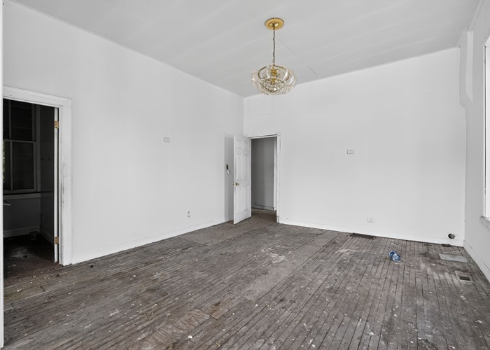 1114 West 51st Street Chicago, IL 60609 - Photo 16 of 20 a view of an empty room with a window