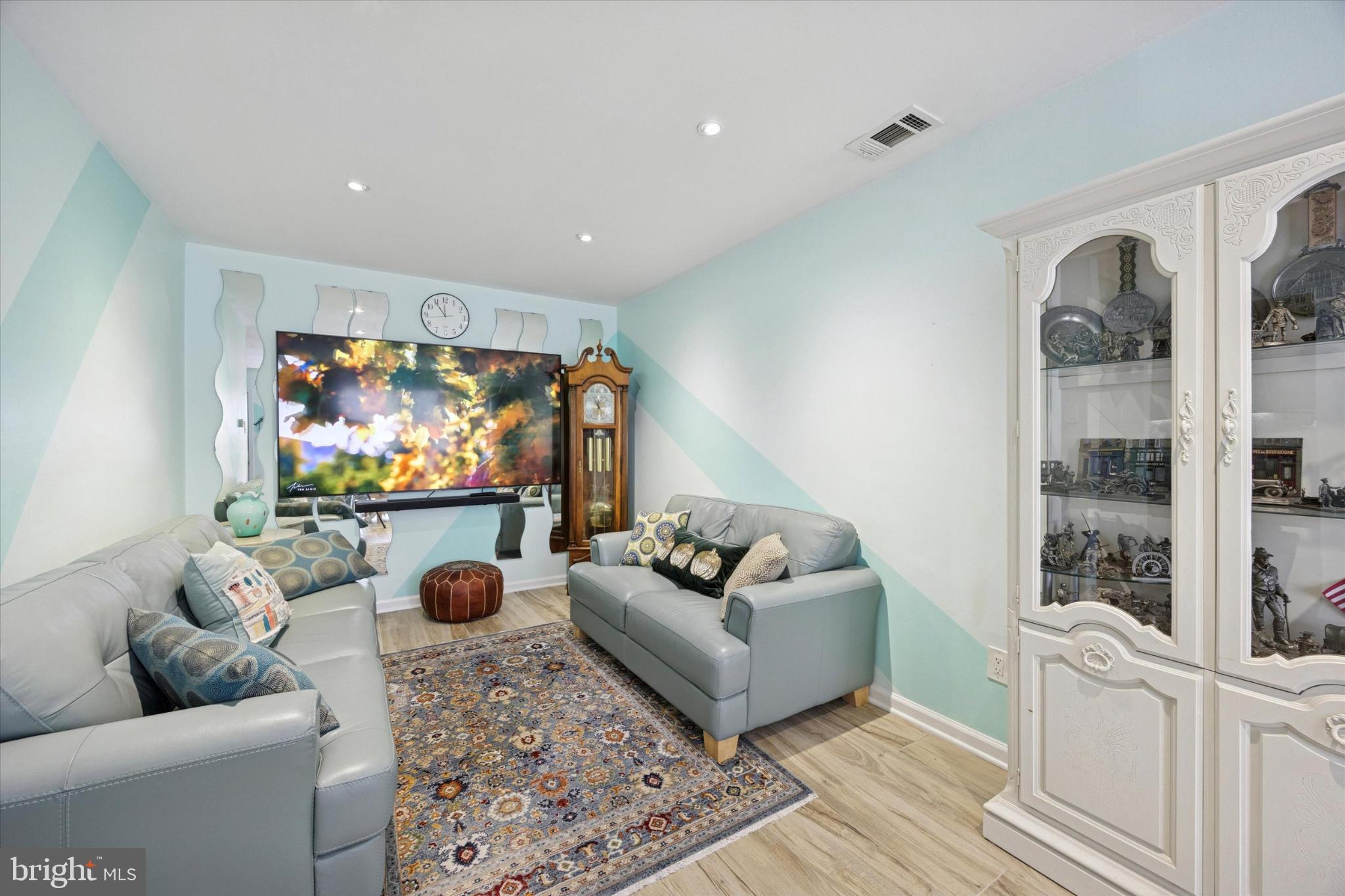 441 Tomlinson Road, Unit F6 Philadelphia, PA 19116 - Photo 12 of 14 Charming retreat with modern accents.