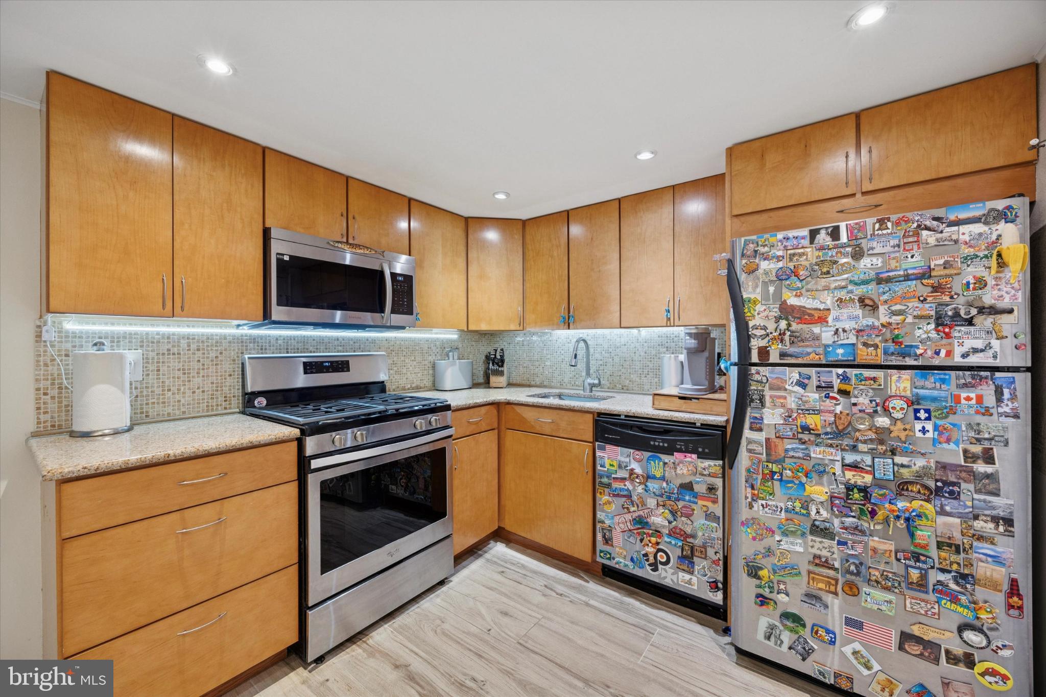 441 Tomlinson Road, Unit F6 Philadelphia, PA 19116 - Photo 7 of 14 Modern kitchen with vibrant decor.