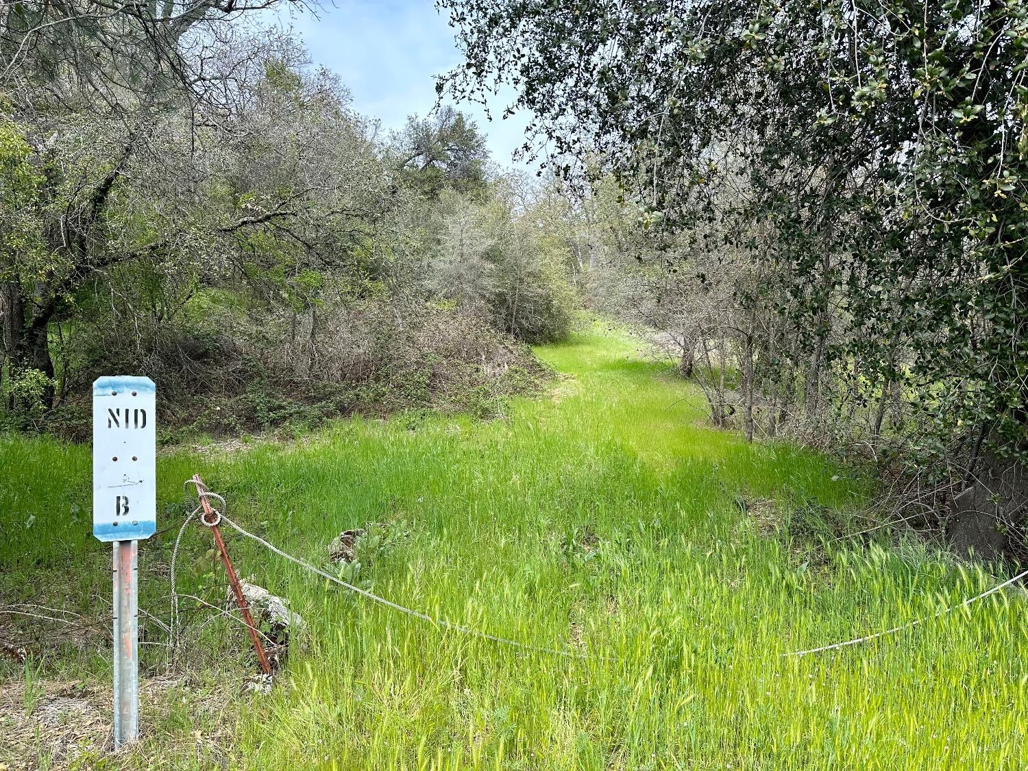 1 Joeger Road Auburn, CA 95602 - Photo 5 of 25 a front view of a house with garden
