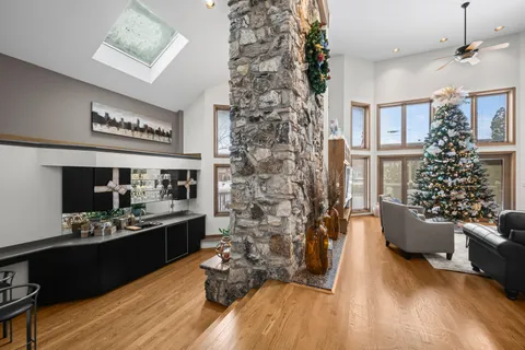 215 East Ryan Court, Arlington Heights, IL 60005