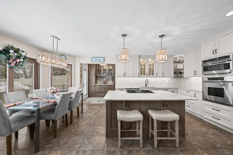 215 East Ryan Court, Arlington Heights, IL 60005